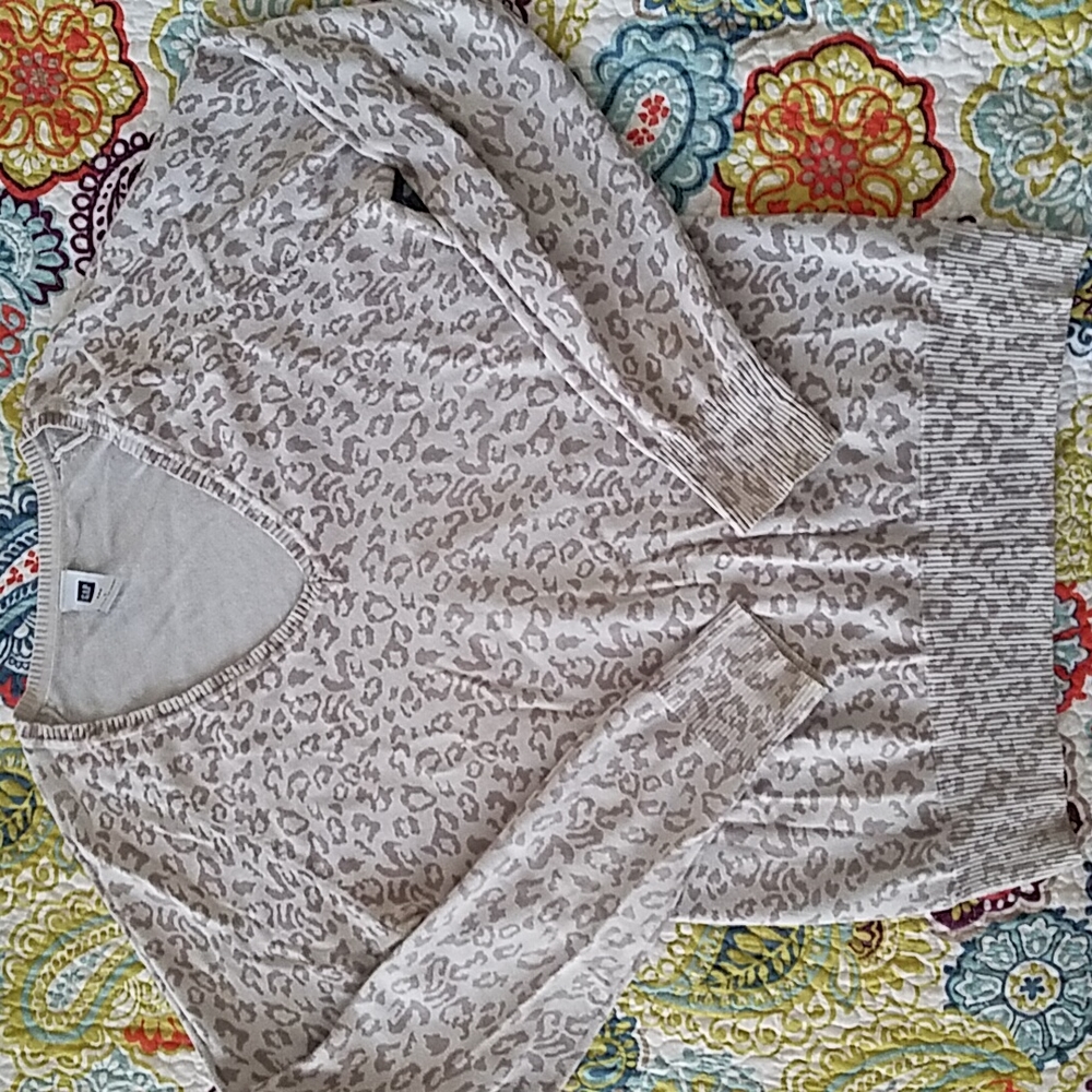 💥3 for $15💥 GAP Leopard sweater
